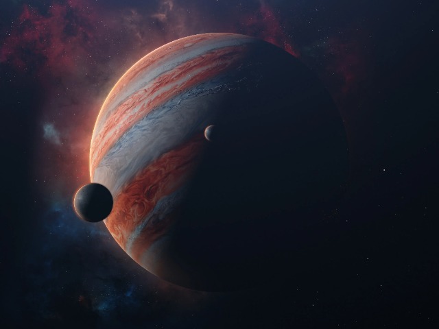 Das Bild zeigt den Jupiter und zwei seiner Monde. Urheber ist Javier Miranda der das Bild über Unsplash zur Verfügung gestellt hat.