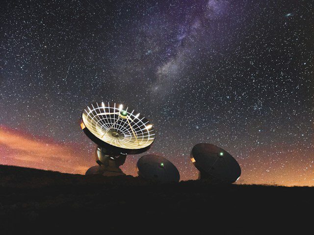 Das Bild zeigt mehrere Radioteleskope. Foto von Mathéo Joubert auf Unsplash